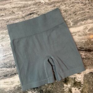Ribbed seamless biker shorts women’s size small